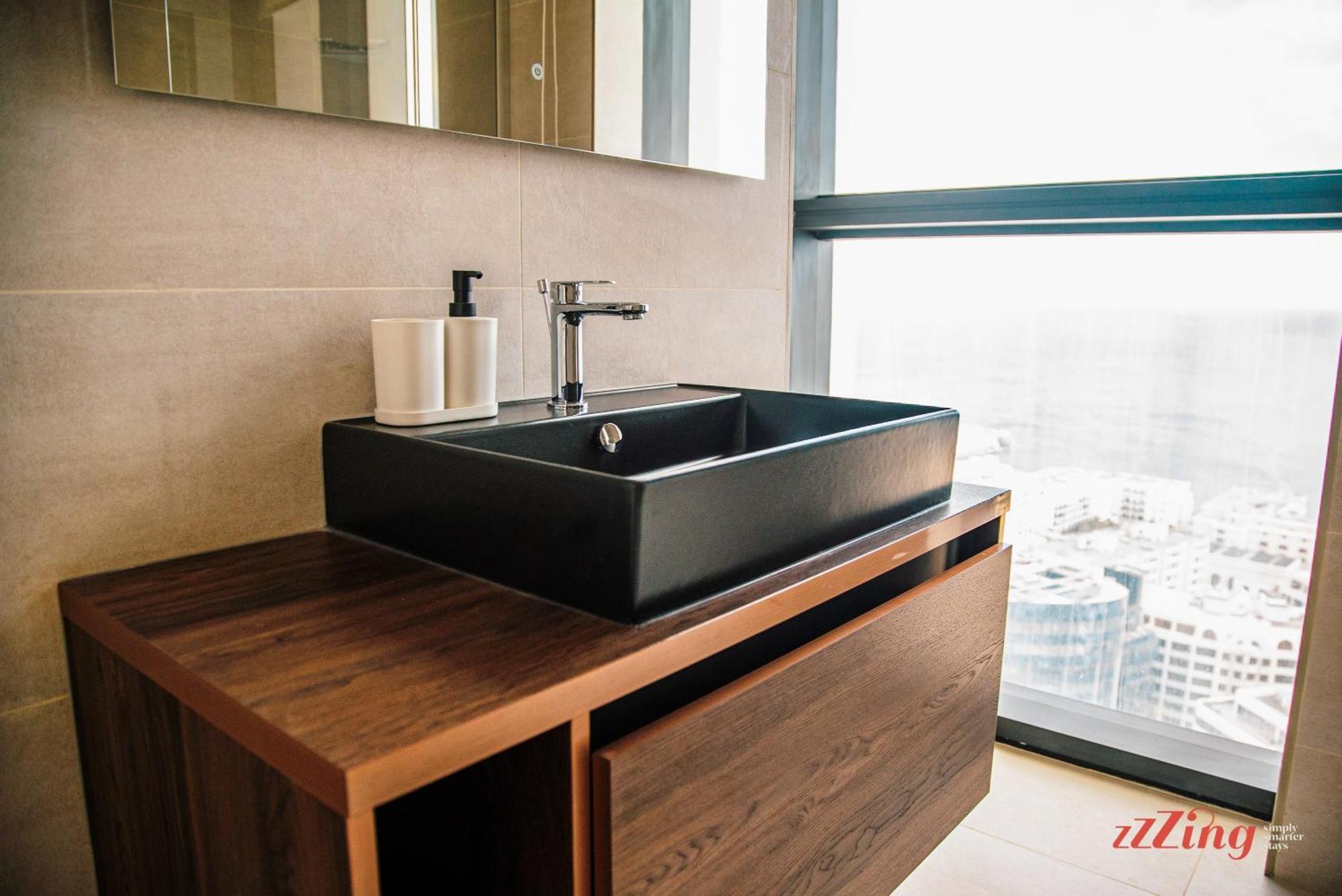 Your Luxury Retreat At Mercury Towers Apartment *